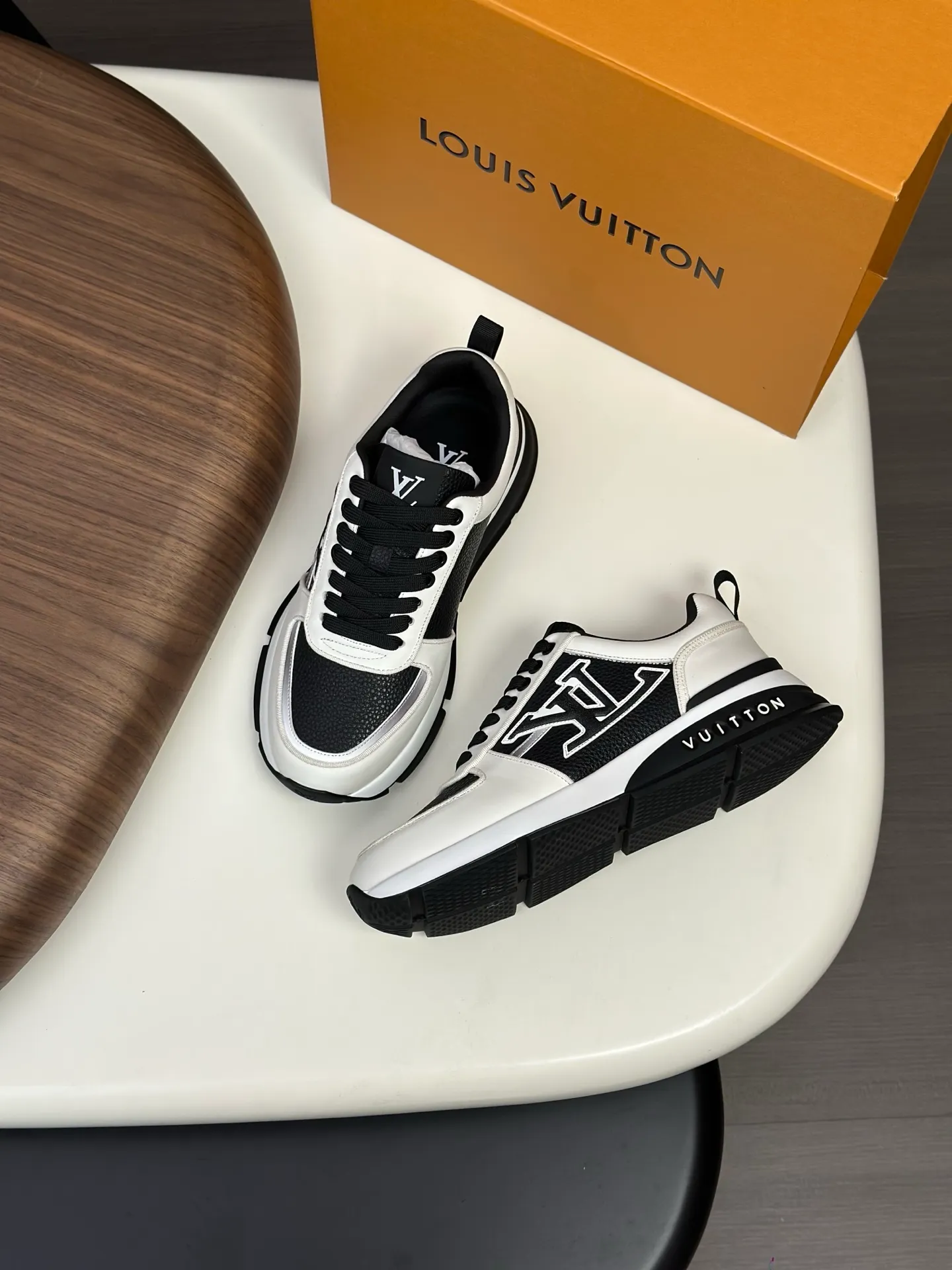 [L Family] Top P: 840💰 Size: 39-44 (38.45 can be customized) Lujia new color matching men's 🧍‍♂️trainer sneakers, this LV Trainer sneaker is made of soft grained calfskin, showing pure colors, the brand was born in 1854, the designer's handwritten brand logo is embellished on one side, virgil Designed by abloh himself, it is a very commemorative sneaker, the new LV Louis Vuitton trainer sneaker low casual sports culture versatile basketball shoes